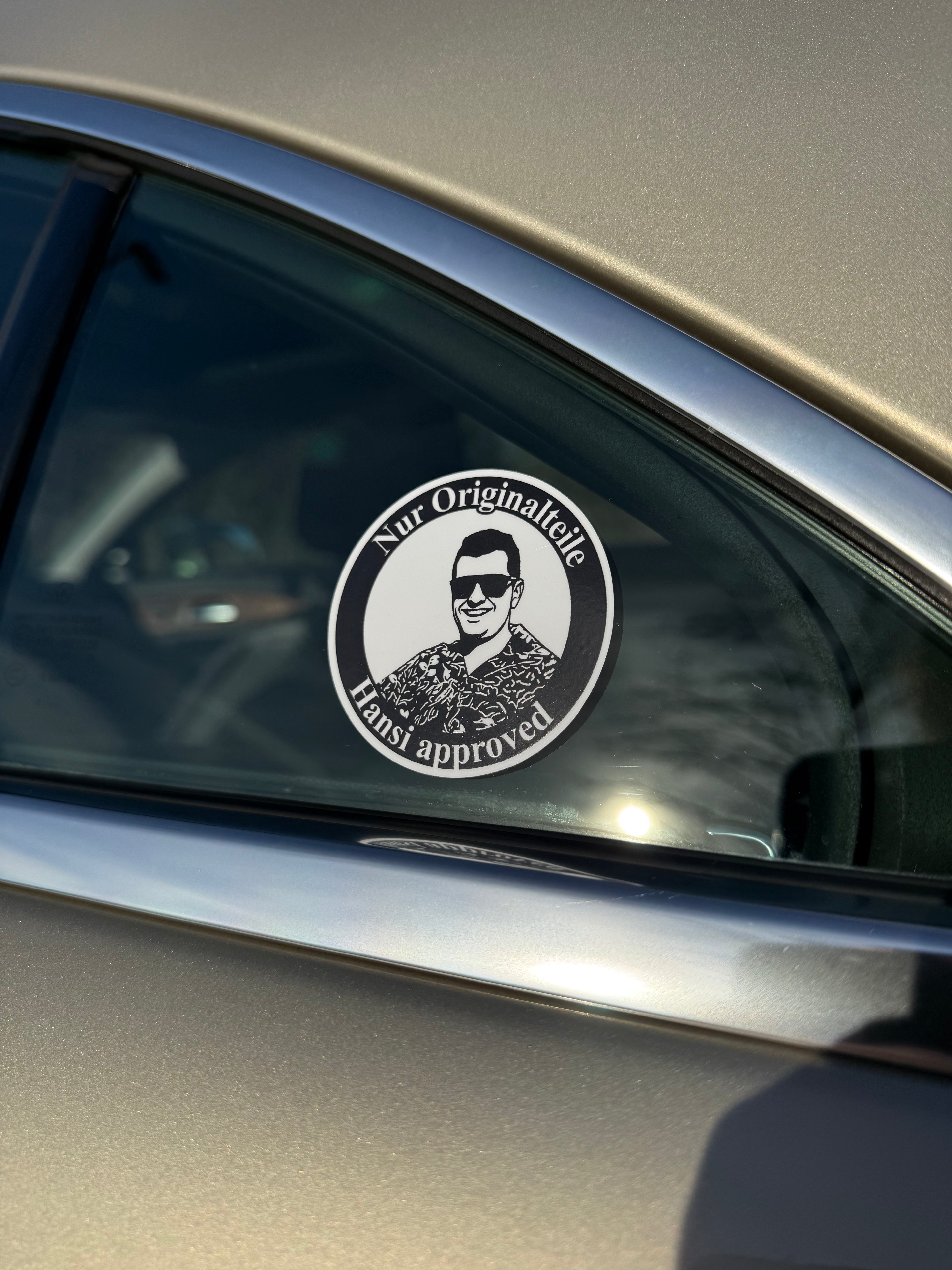 Sticker „Nur Originalteile - Hansi approved“ | Ø 6,5 cm | Hansis Garage | UV- & wetterfest
