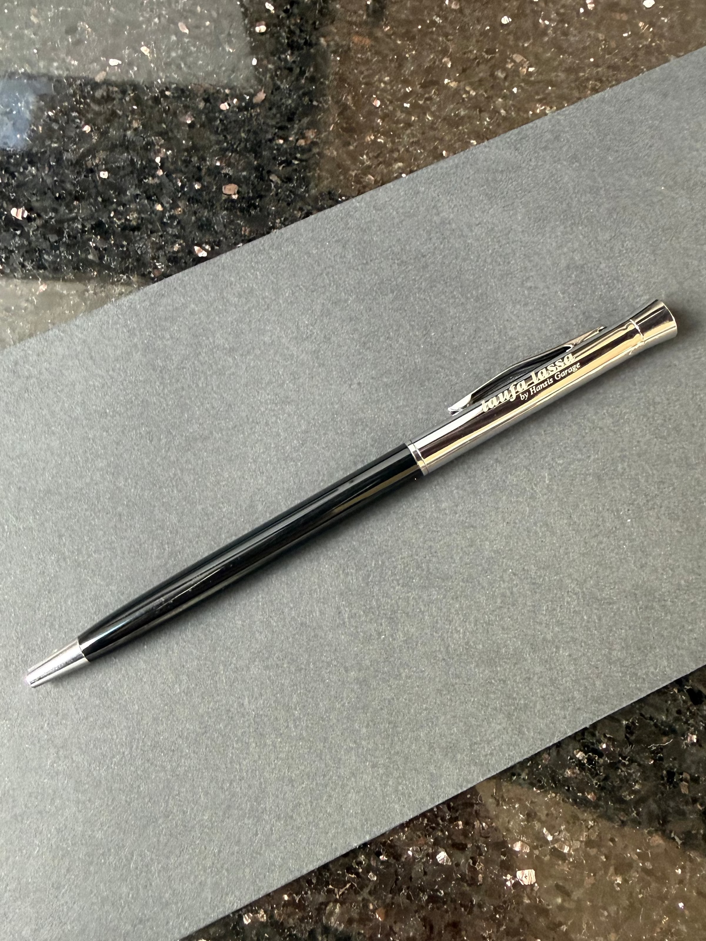 Metall-Drehkugelschreiber mit Lasergravur | "Laufa lassa" | Hansis Garage | Blau schreibend