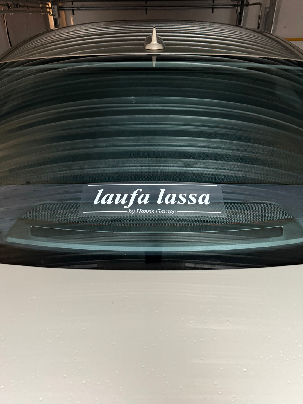 Sticker „laufa lassa by Hansis Garage“ | Heckscheiben-Sticker | UV- & wetterfest | Limitierte Auflage auf 100 Exemplare