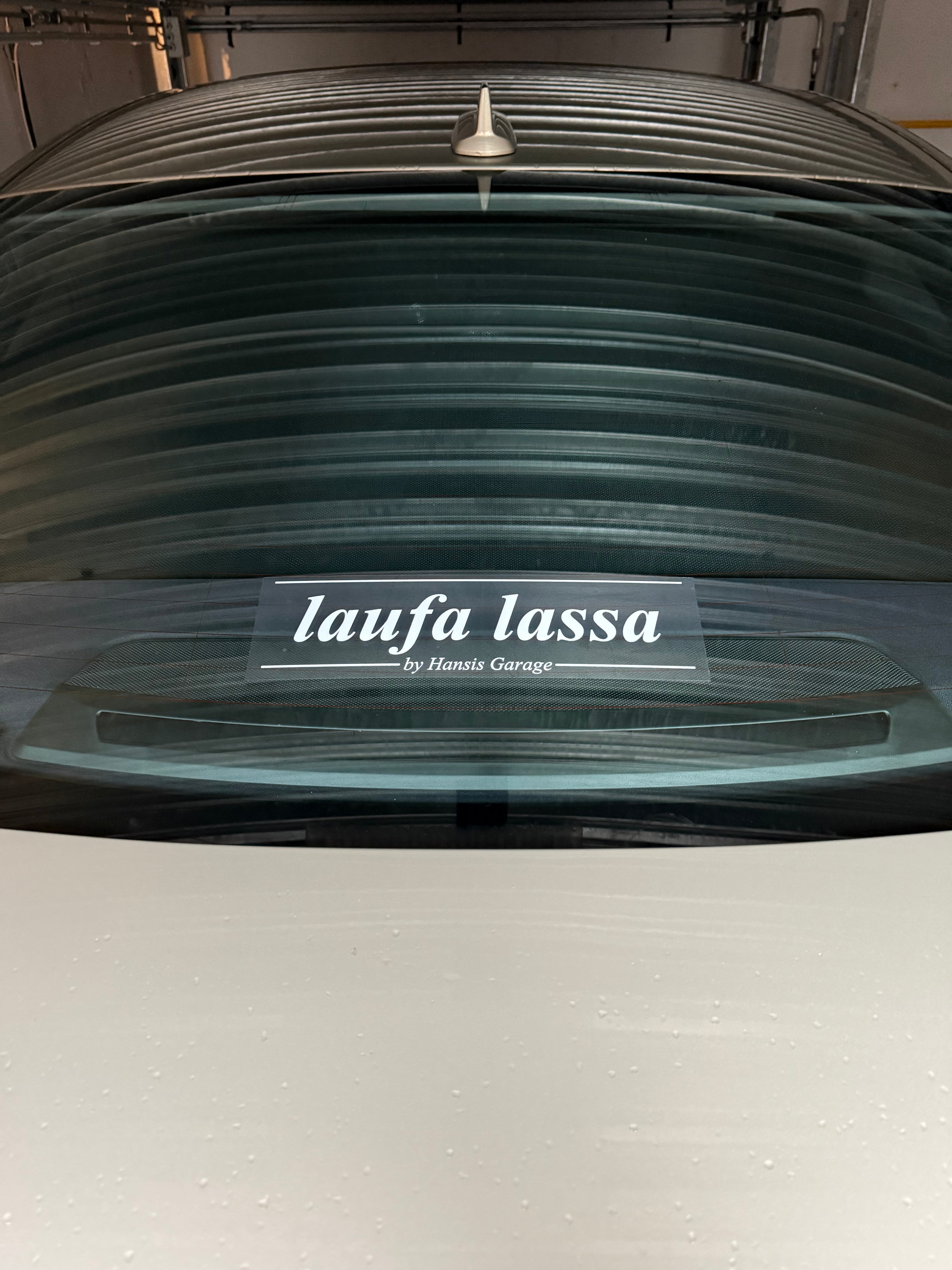 Sticker „laufa lassa by Hansis Garage“ | Heckscheiben-Sticker | UV- & wetterfest | Limitierte Auflage auf 100 Exemplare
