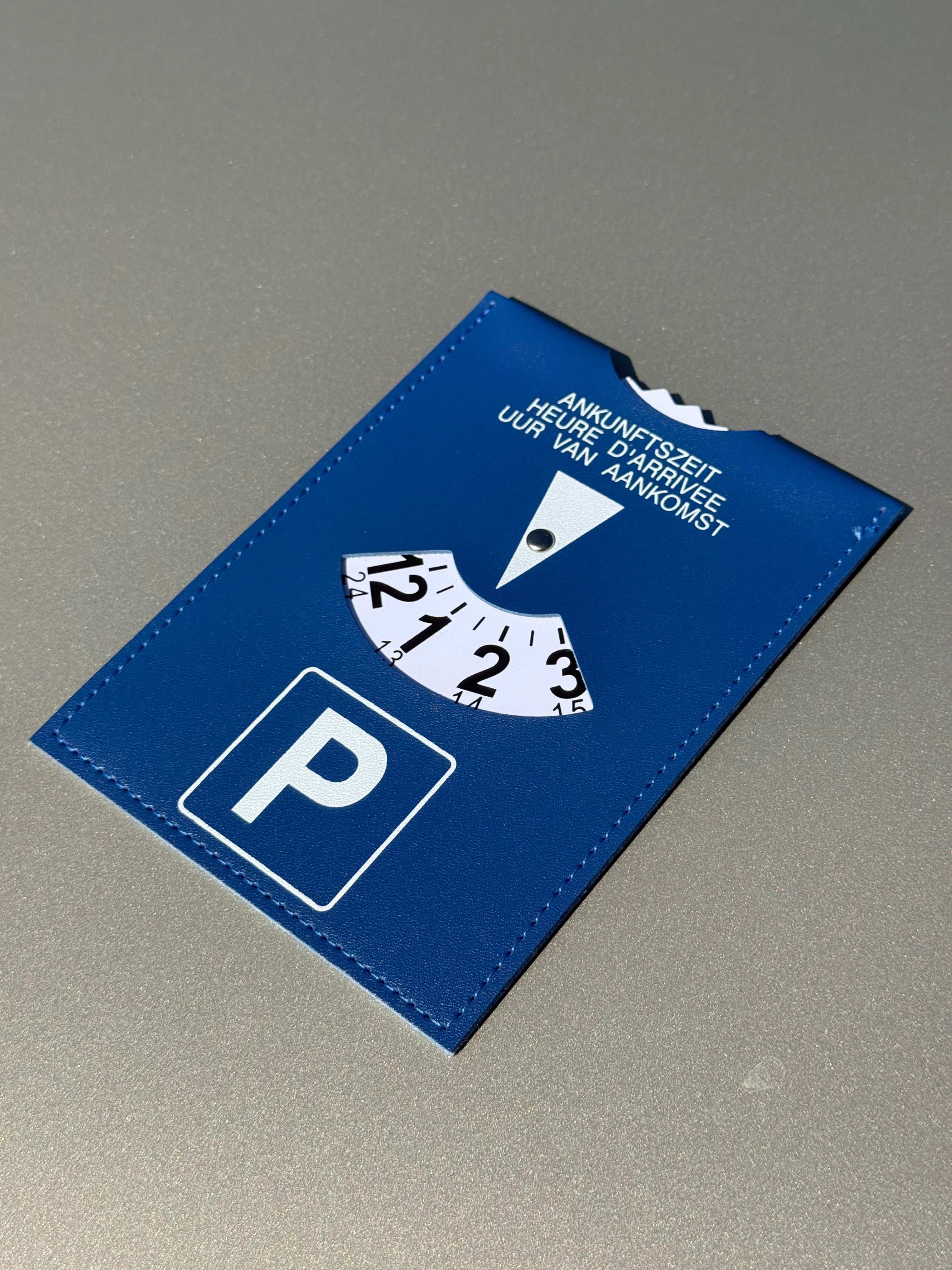 Parkscheibe „laufa lassa by Hansis Garage“ | Kunstleder mit Parkscheinfach