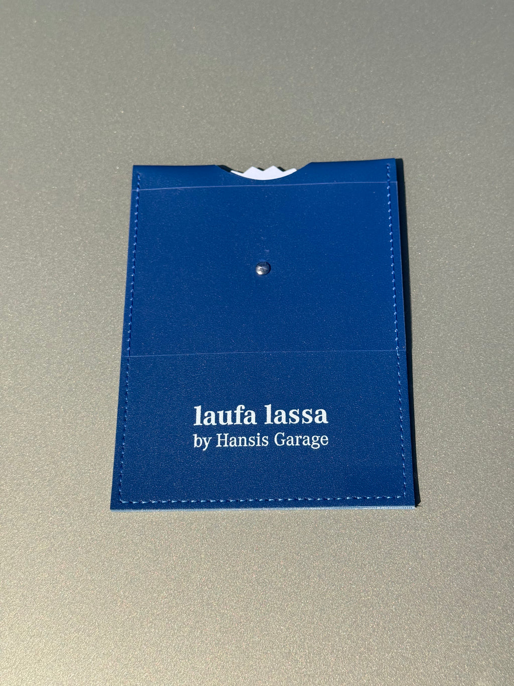 Parkscheibe „laufa lassa by Hansis Garage“ | Kunstleder mit Parkscheinfach