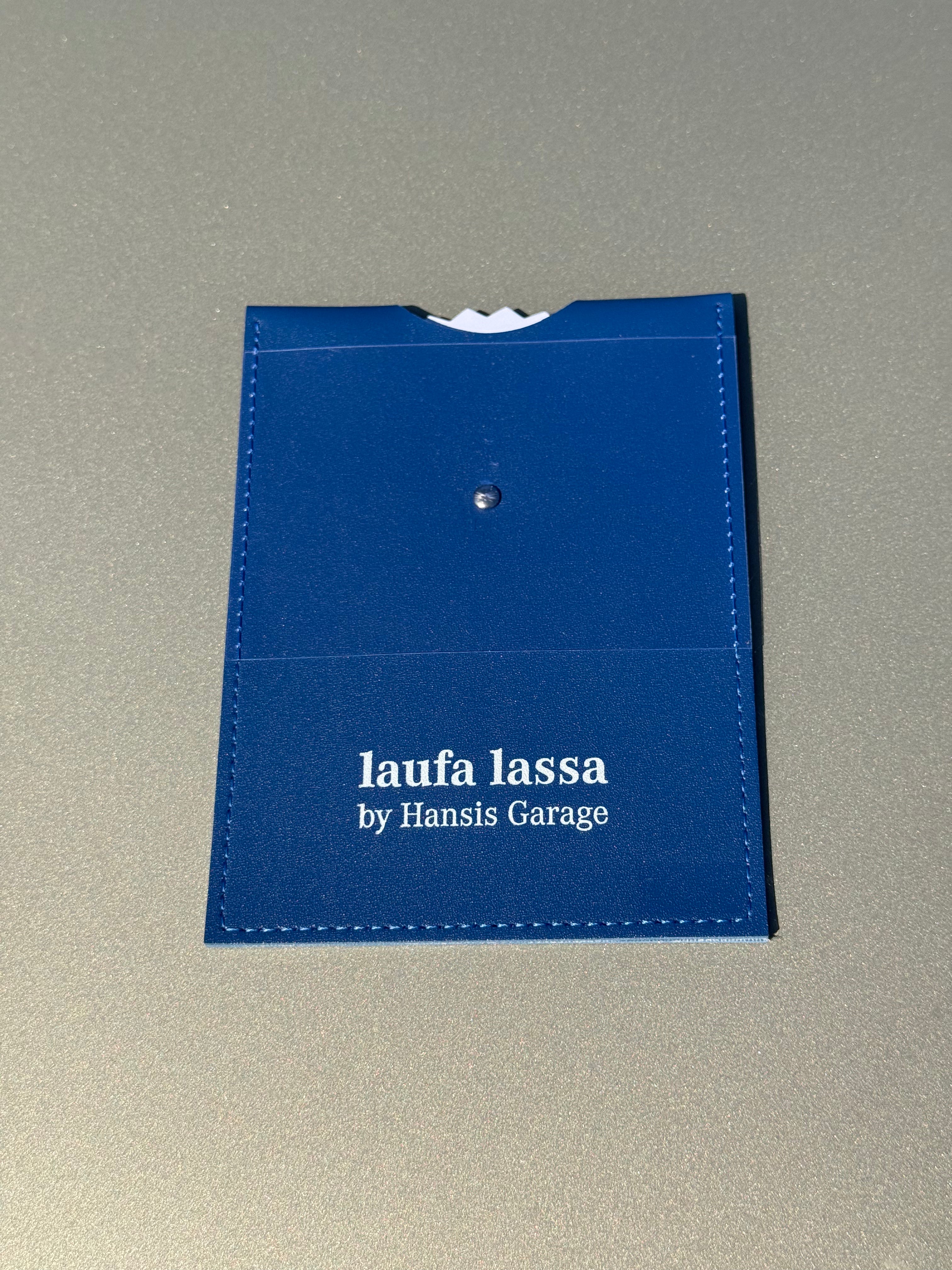 Parkscheibe „laufa lassa by Hansis Garage“ | Kunstleder mit Parkscheinfach