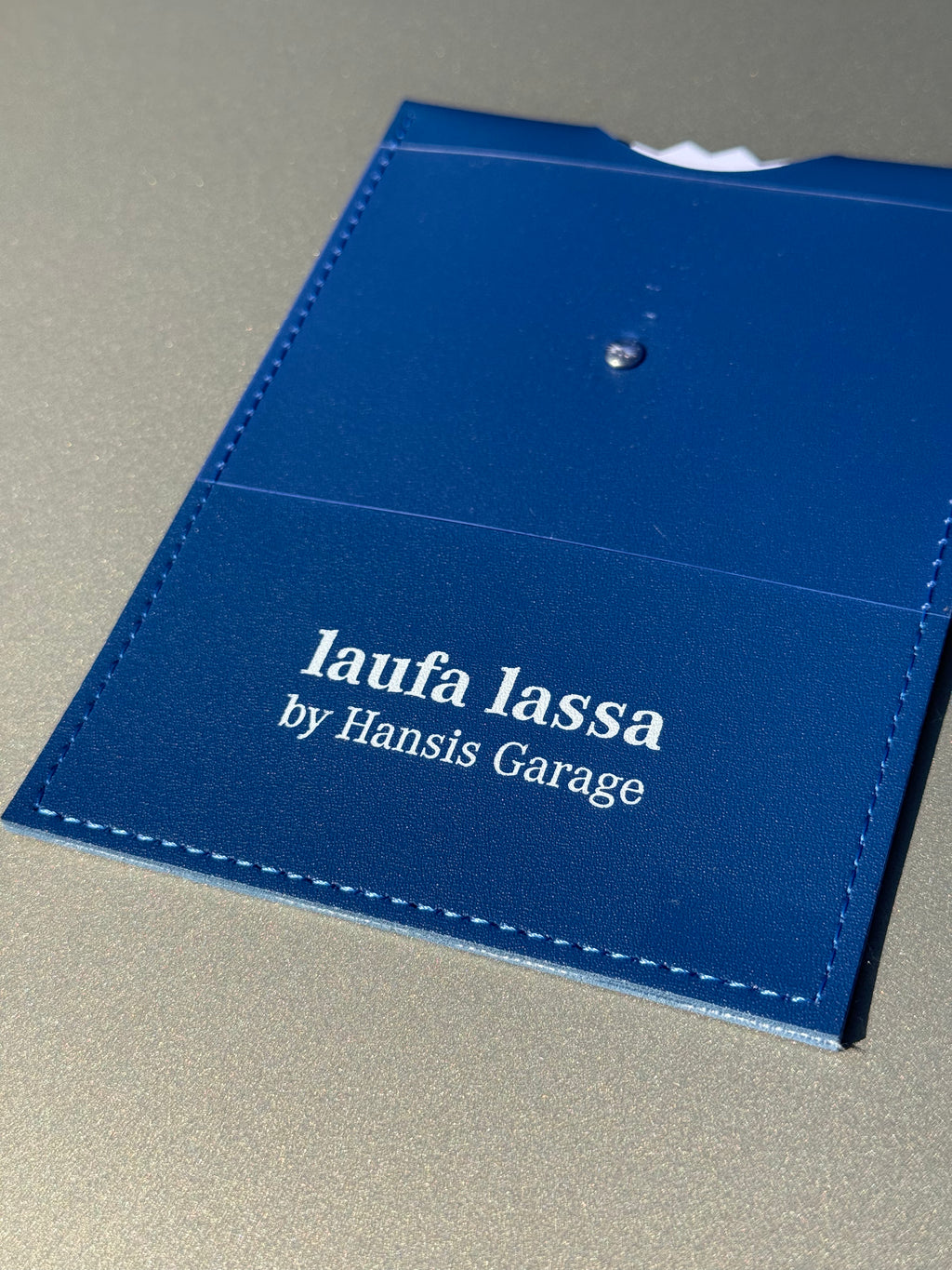 Parkscheibe „laufa lassa by Hansis Garage“ | Kunstleder mit Parkscheinfach