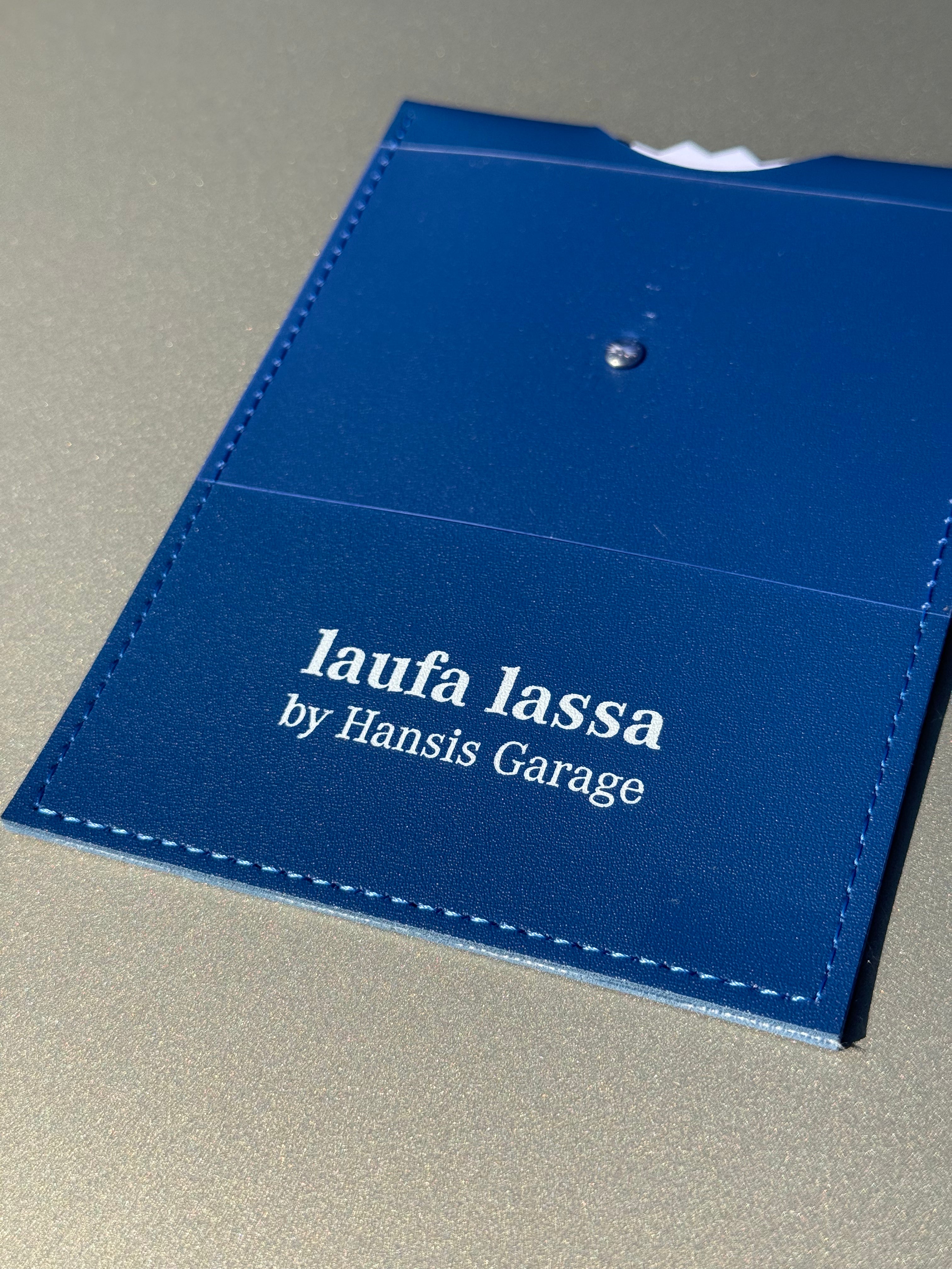 Parkscheibe „laufa lassa by Hansis Garage“ | Kunstleder mit Parkscheinfach