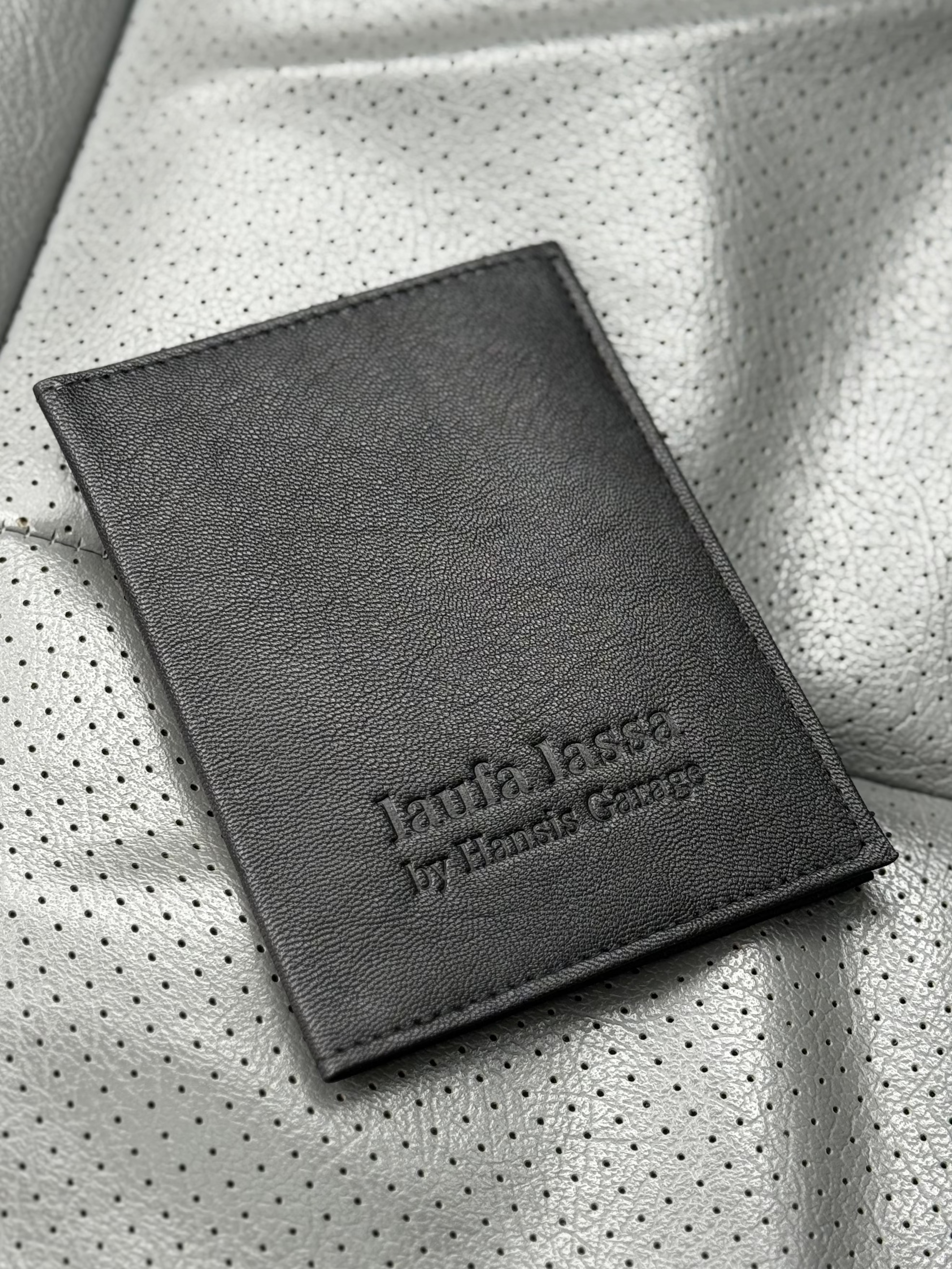 Fahrzeugscheinmappe | „Laufa lassa“ | Hansis Garage | Echtleder mit Blindprägung