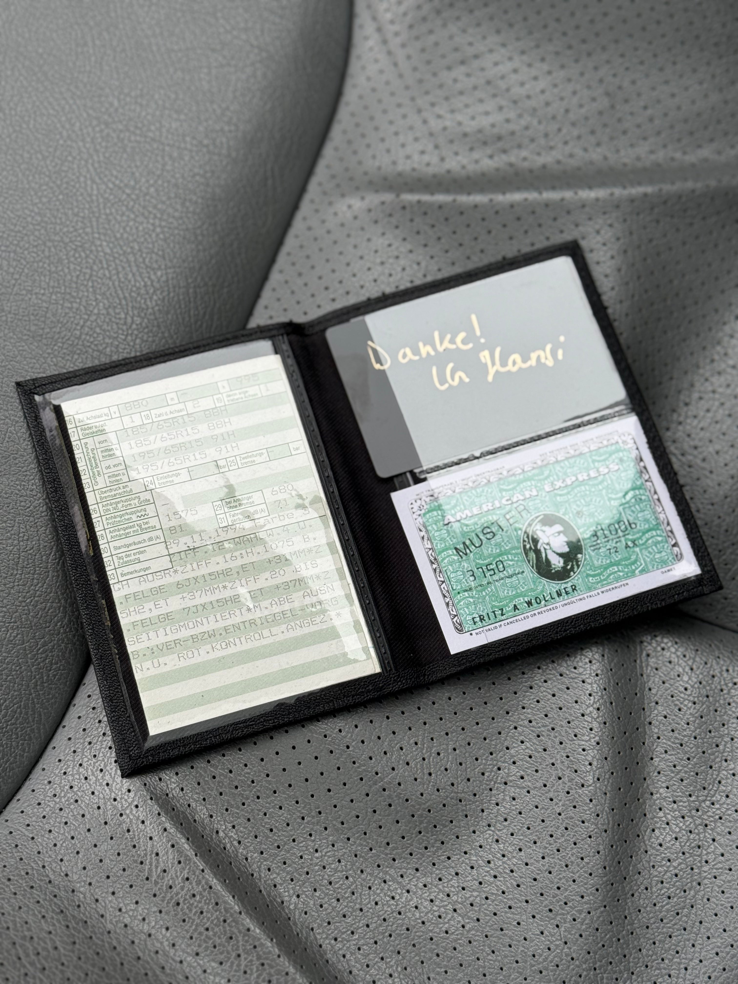 Fahrzeugscheinmappe | „Laufa lassa“ | Hansis Garage | Echtleder mit Blindprägung